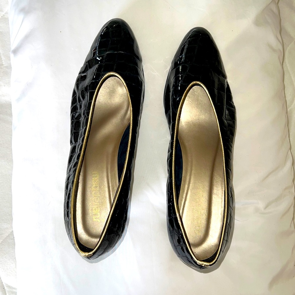 Women’s Magdesians black snake skin design heeled pumps size 13 WW